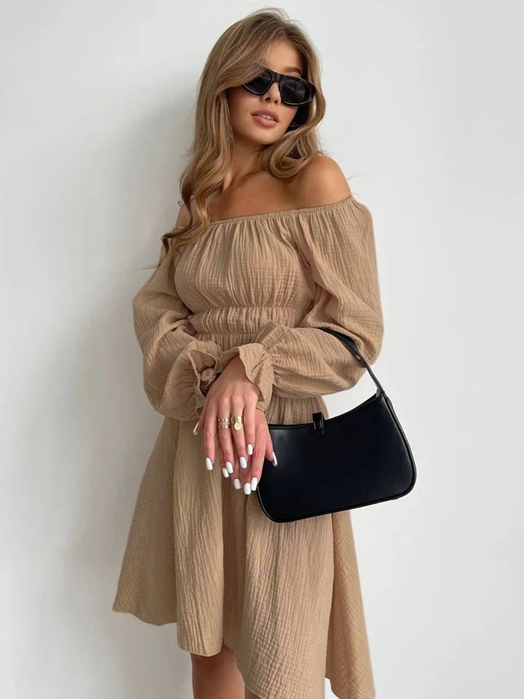 Соблазнительное однотонное платье-мини с вырезом лодочкой соблазнительное