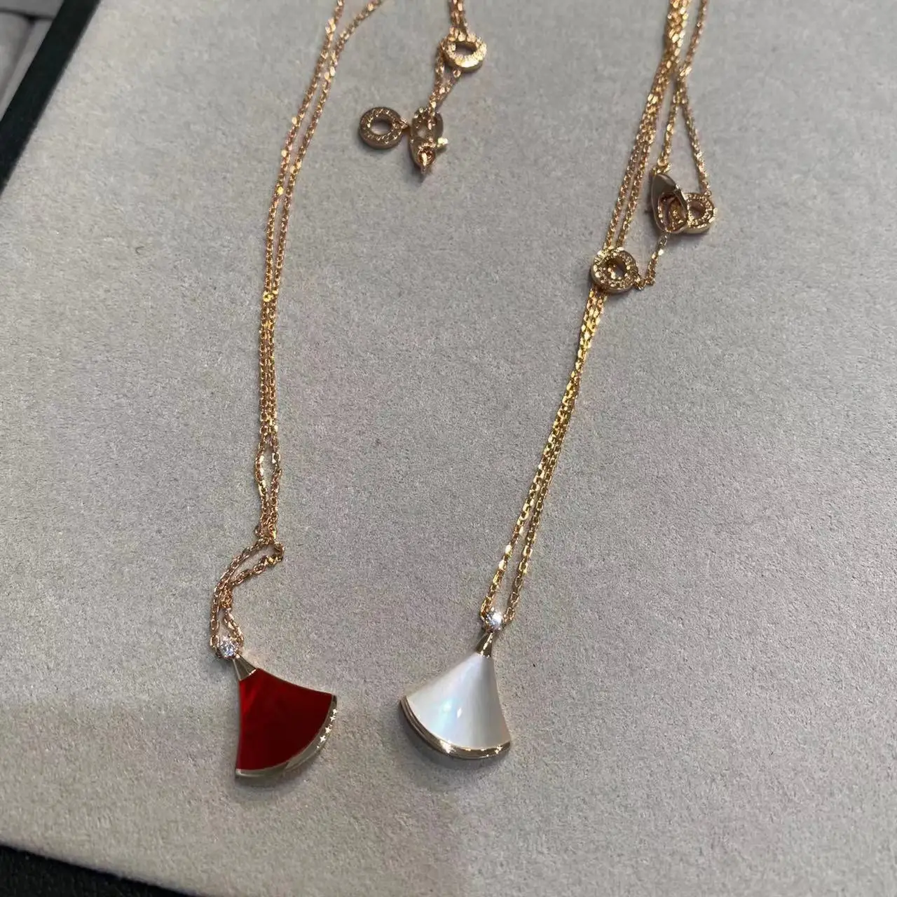 Женское Ожерелье из белой перламутровой матери с золотистой юбкой V-образной