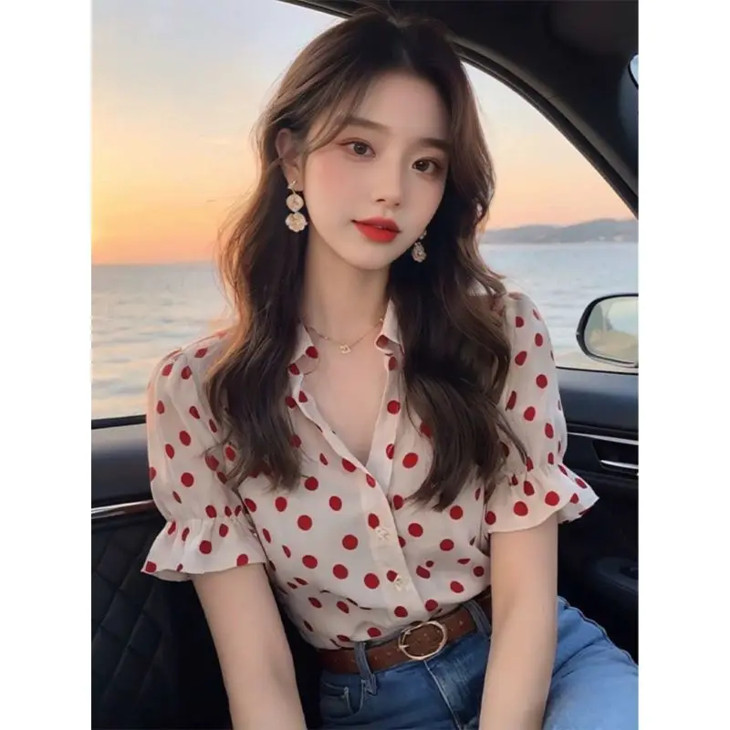 Женская летняя рубашка-поло в горошек с коротким рукавом