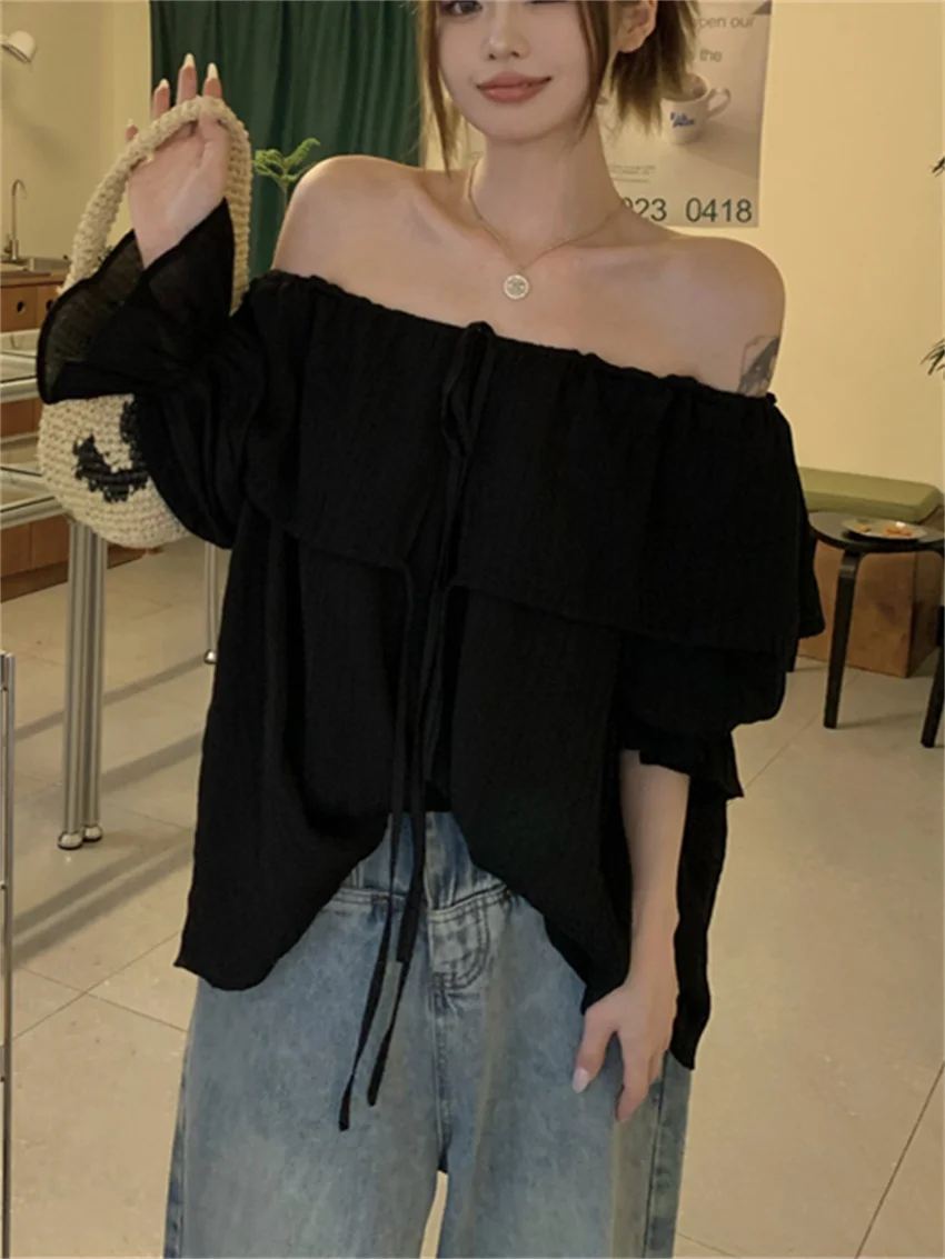 Женская блузка с вырезом лодочкой открытыми плечами и оборками