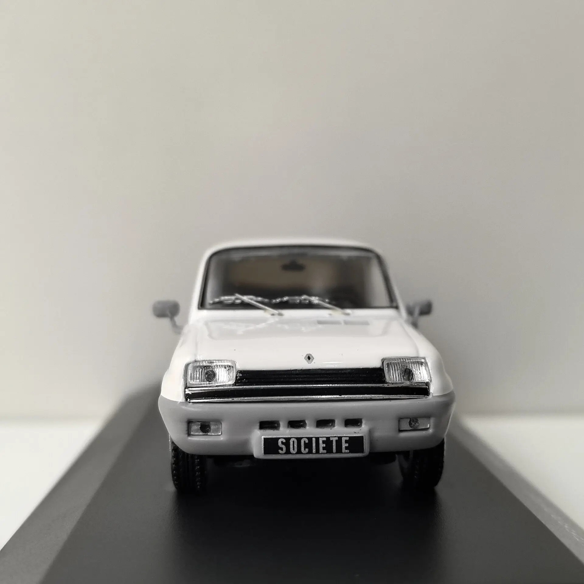 Фото Масштабная модель автомобиля ODEON 1/43 RENAULT 5 SOCIETE 2S из литого металла №4