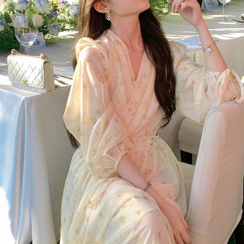 

High temperament in spring ji sense tea break French V-neck floral dress waist slim bubble sleeve dress