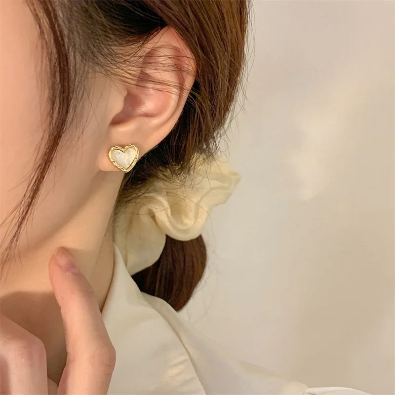 

New 2023 French Style Restore Ancient Ways Light Luxury Earring Aureate Heart Shape Lmitation Crystal Earring For Women Jewelry