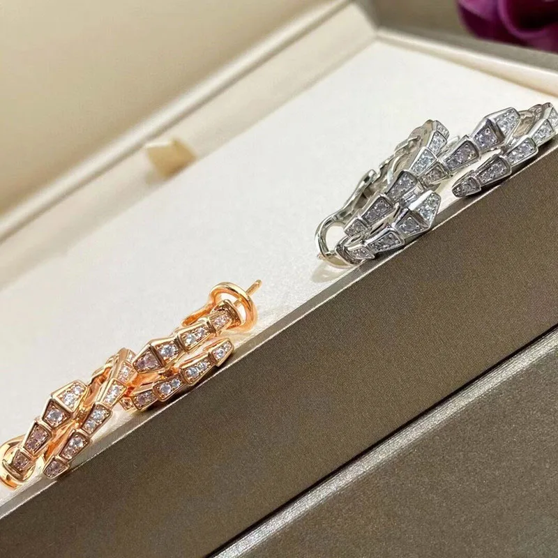 

Женские серьги-змеи из серебра 925 пробы, с бриллиантами