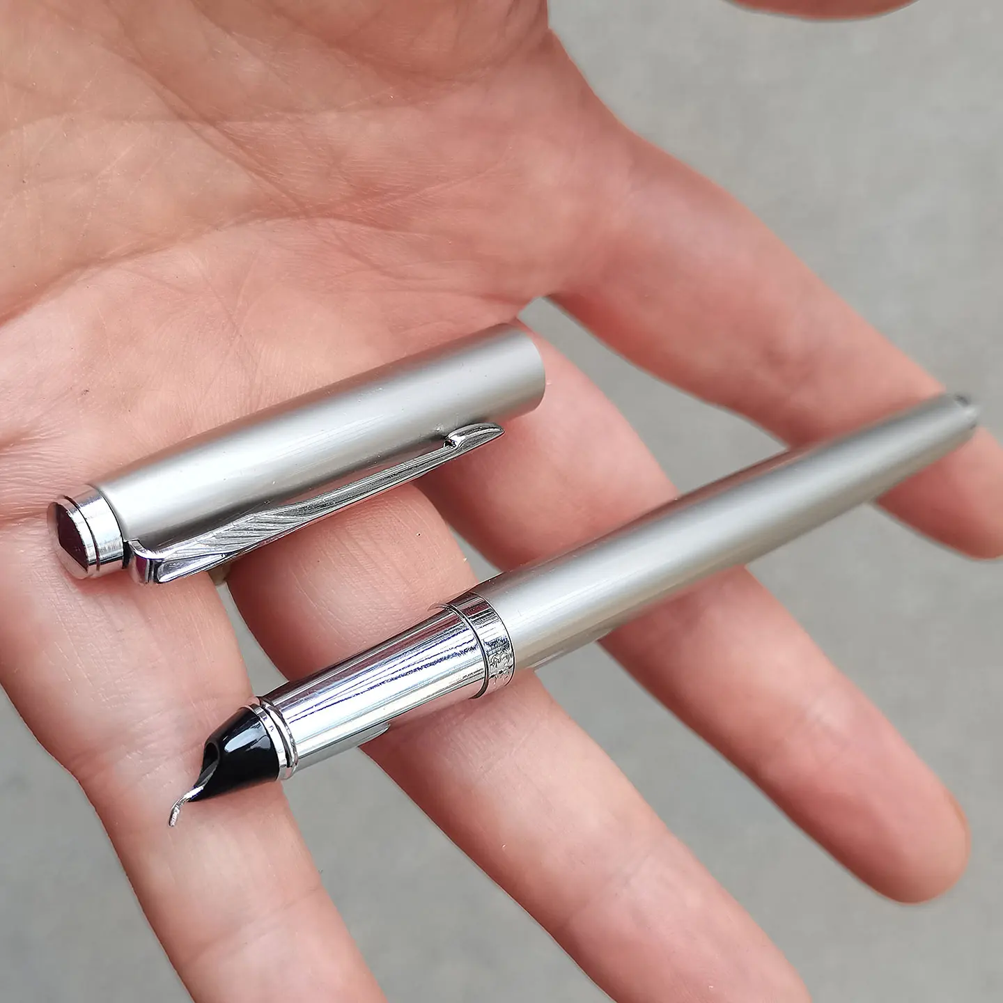 

Старая перьевая ручка Yongsheng 833, изогнутый наконечник, художественная короткая ручка, карманный размер, ручка для практики учащихся начальной школы, канцелярские принадлежности