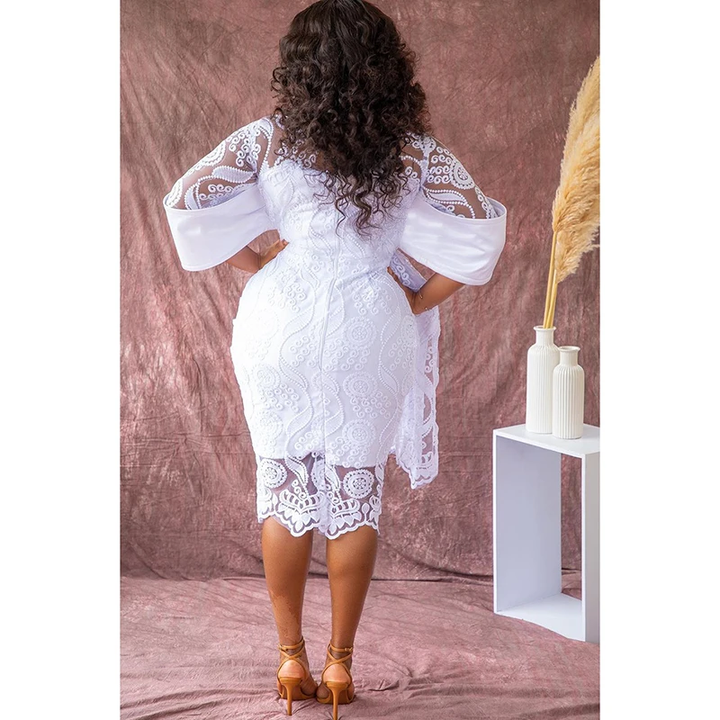 Женское кружевное платье белого цвета