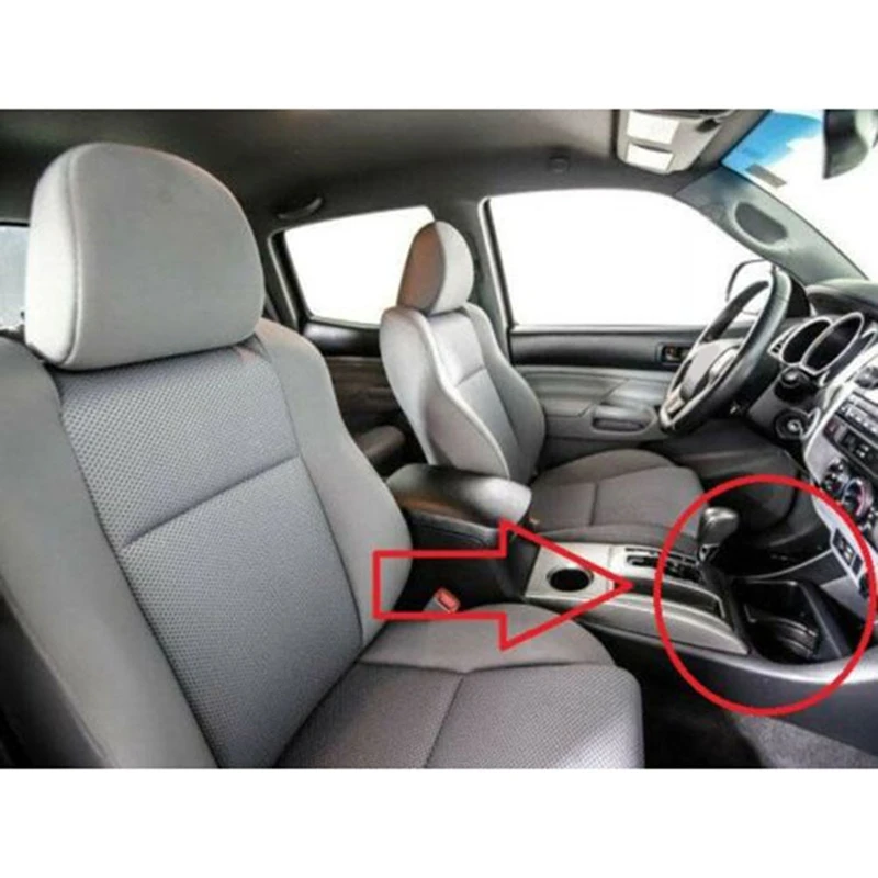 Автомобильный разделитель подстаканника вставленный в центральную консоль