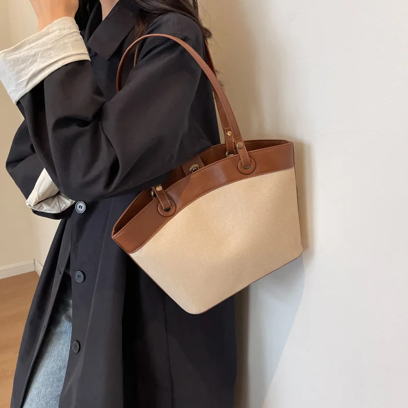 

Large capacity contrast color Tote bag female 2023 new fashion commuter niche design shoulder bag texture bucket bag