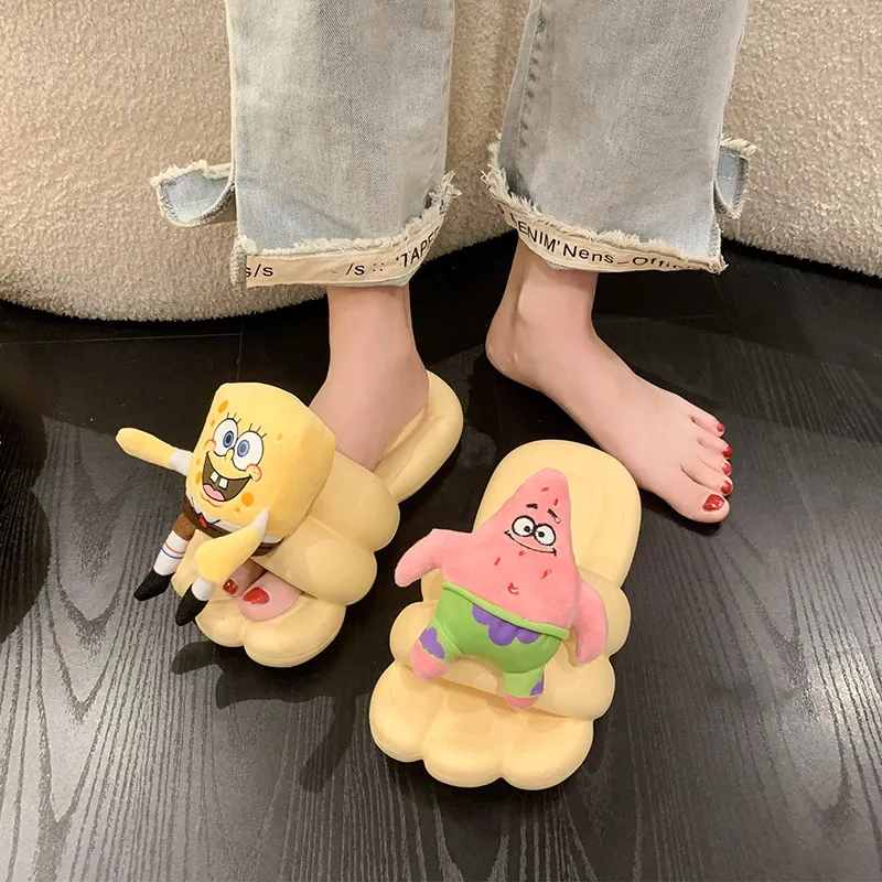 Фото Новые женские милые шлепанцы SpongeBob и Патрик Стар 2026 года, летние, с мягкой подошвой, вирусные уличные тапочки-слипоны с аниме-мультяшным дизайном №4