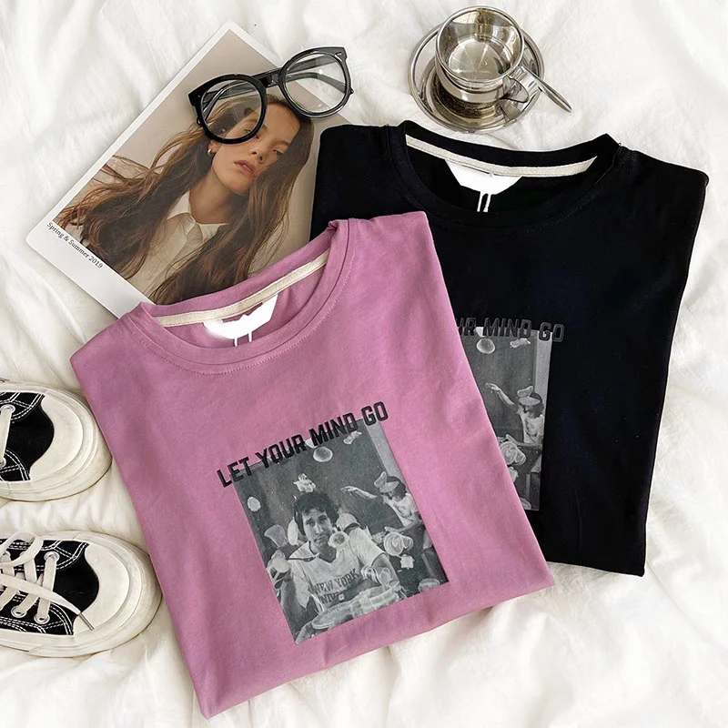 

Футболка с коротким рукавом, круглым вырезом и принтом букв