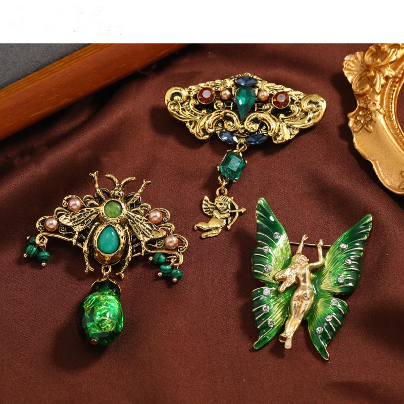

Classic Women Lady Palace Emerald Middle Crystal Butterflies Bee Pins Accessories Vintage Baroque Design Pendant Corsage Brooch