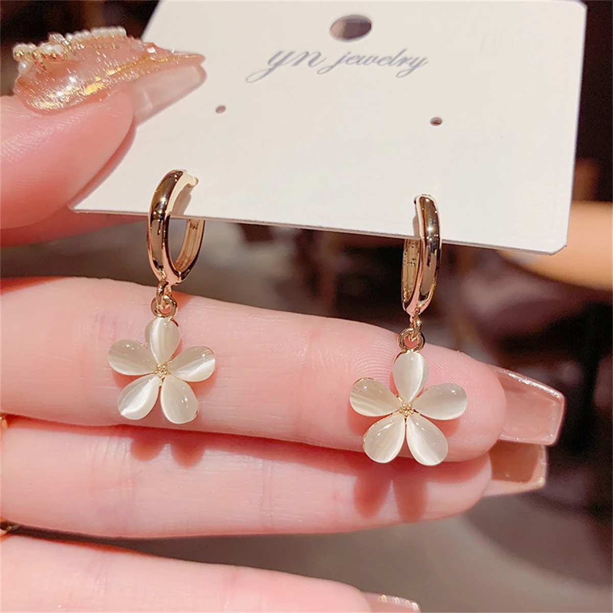 WAKA Элегантные женские серьги-капли с цветочным принтом глянцевым белым