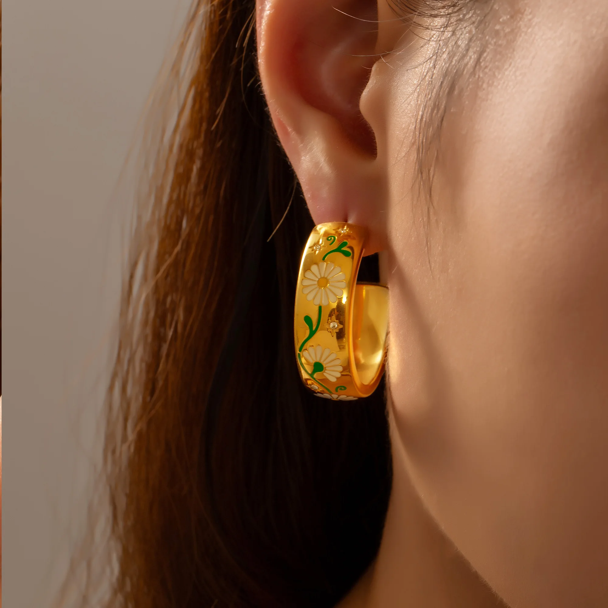 Liora модные серьги-кольца из нержавеющей стали для женщин эмаль цветок ромашки