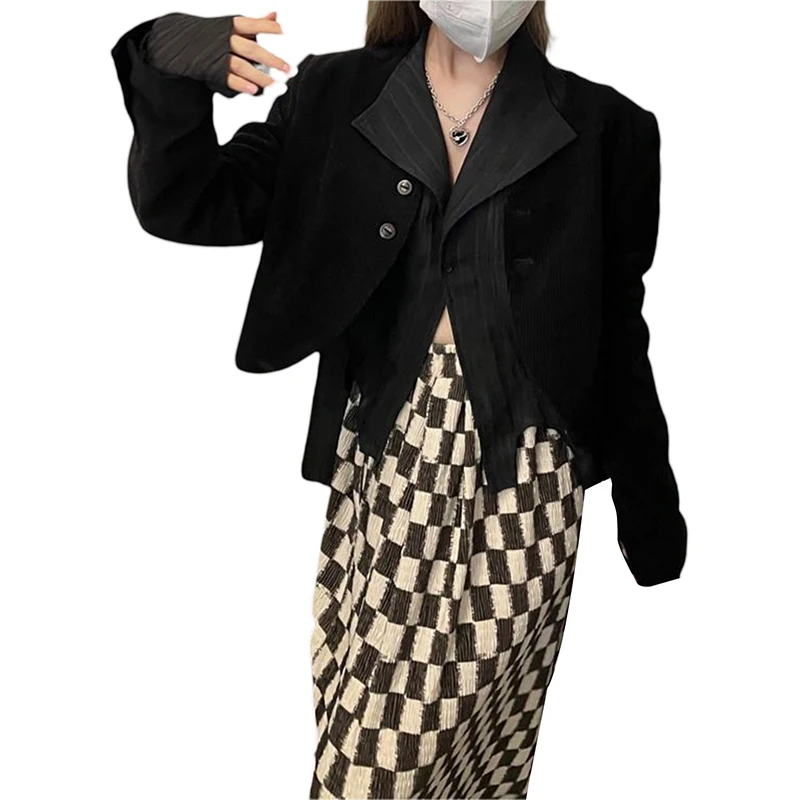 Женская модель однотонная блузка с отворотом и длинным рукавом на пуговицах