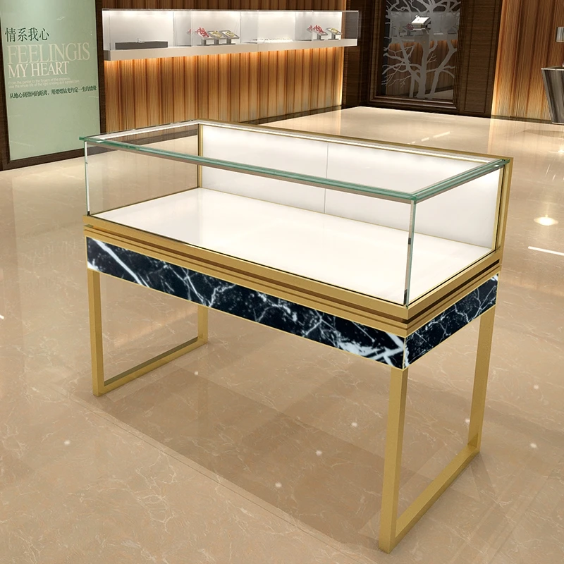 по индивидуальному заказу. Металлическая выставочная витрина запираемая для