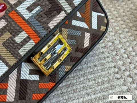 FENDI (FENDI) Простая универсальная модная и классная сумка.