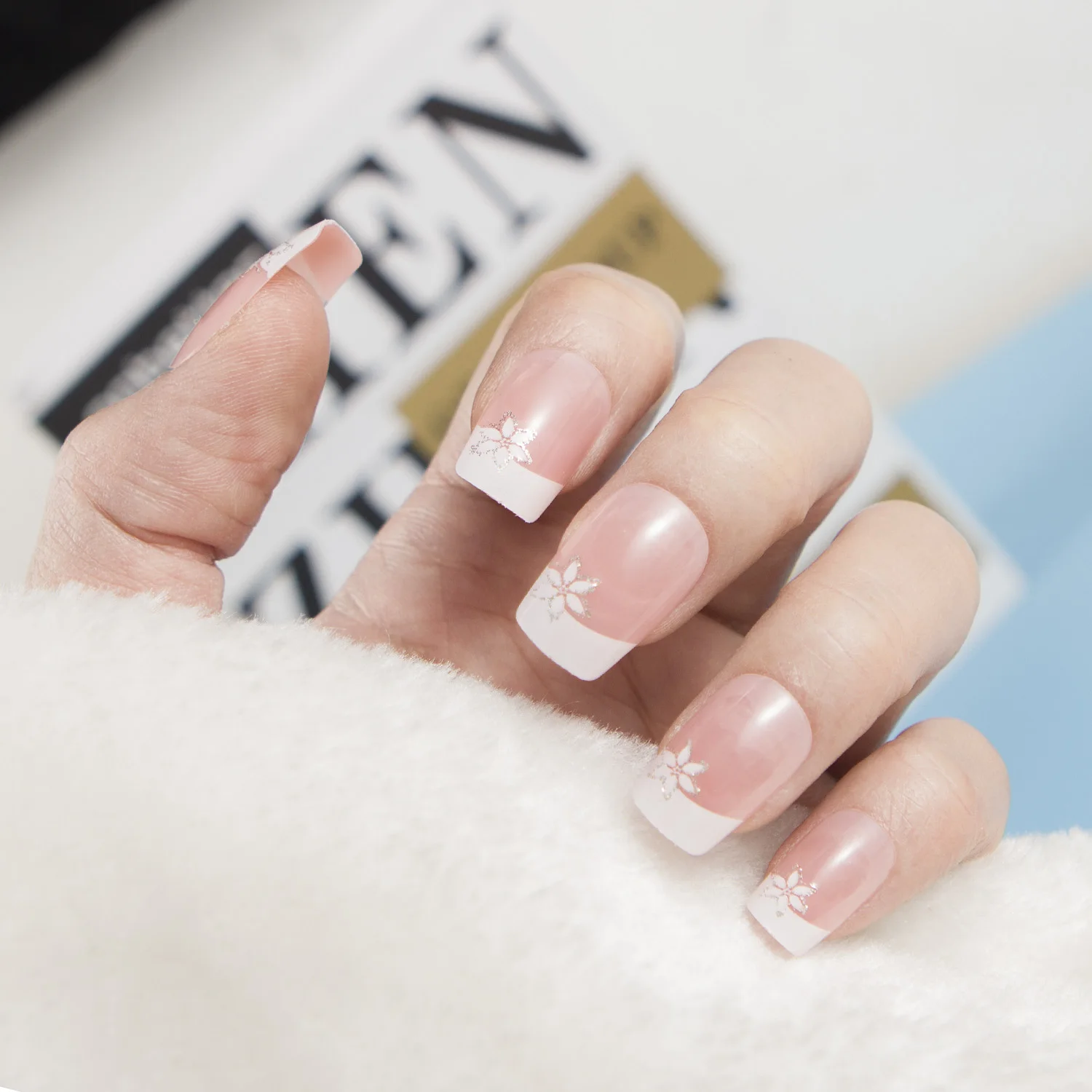 Получите низкую среднюю цену приобретая накладные ногти оптом 24 шт./корт. Полное