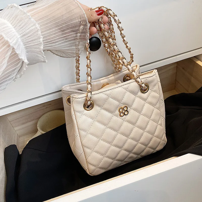 

Модная дизайнерская женская сумка, новинка 2023, маленькая квадратная сумка с четырехлистным клевером и цепочкой со стразами, женская сумка-м...