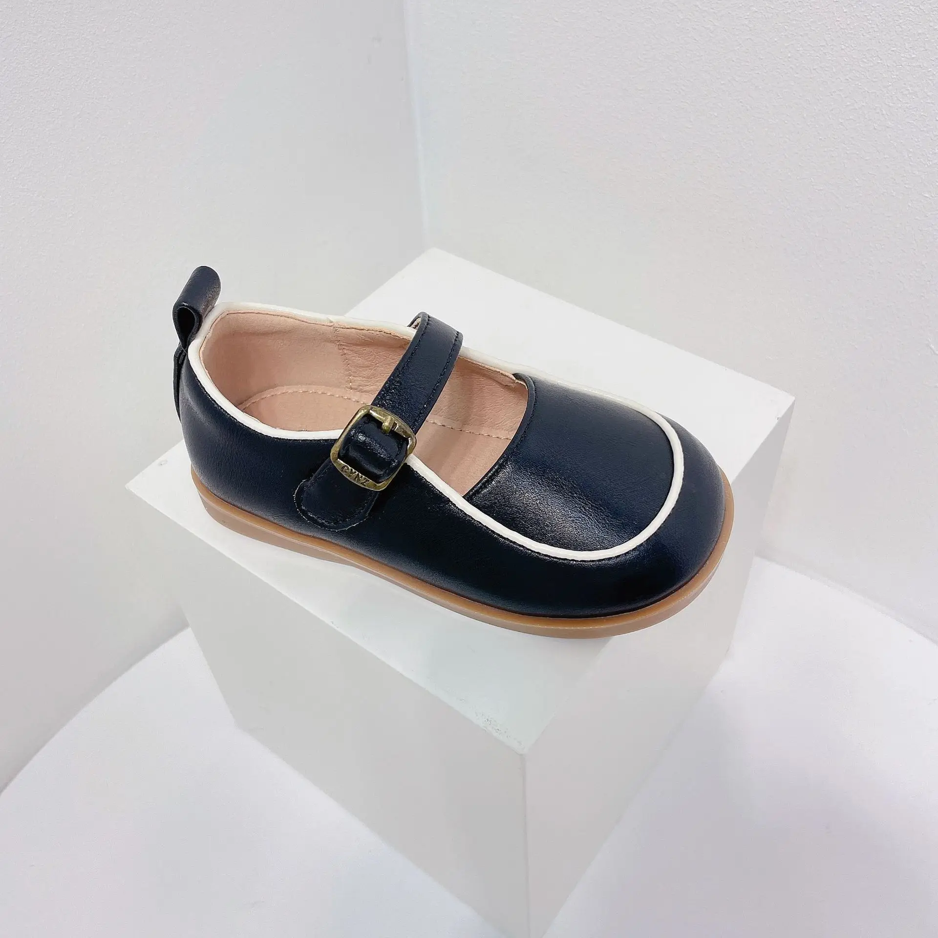 

Детская обувь, новинка 2022, кожаные туфли принцессы для девочек, летние сандалии на плоской подошве с вырезами, Нескользящие весенние туфли д...