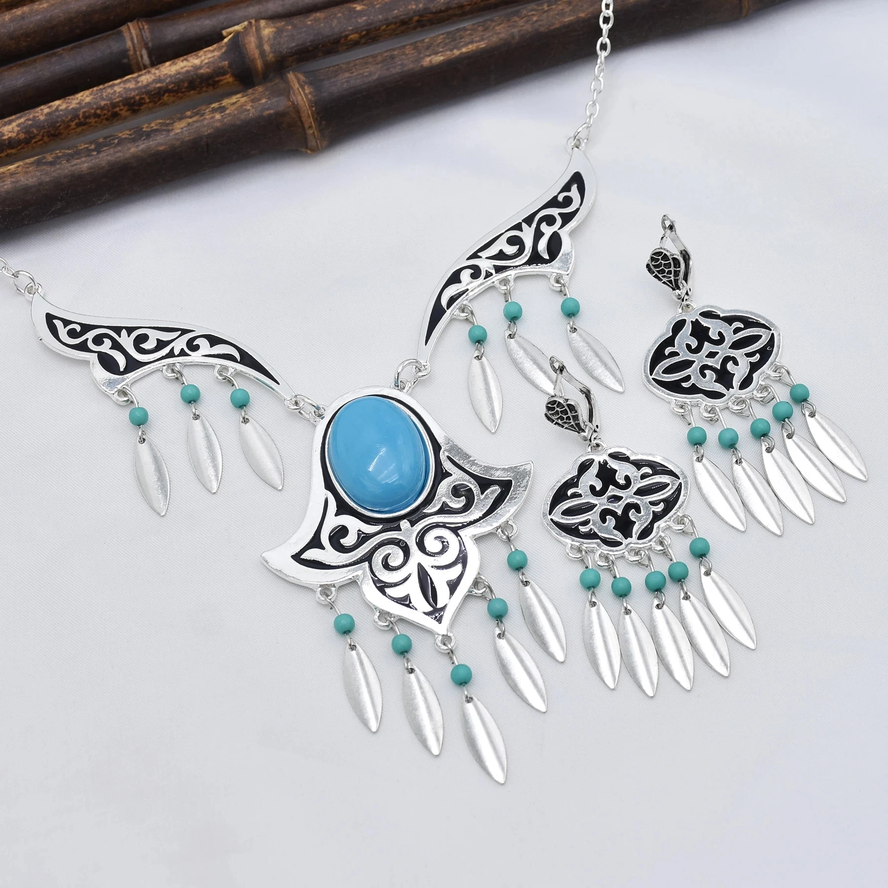 Комплект из колье и серёг с голубым камнем