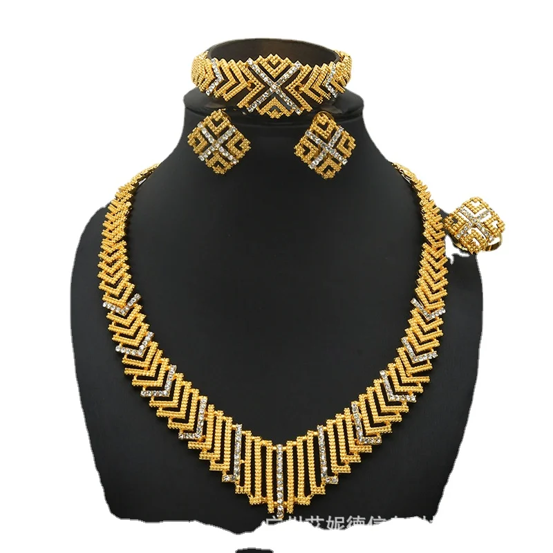 

Комплект из колье, серёг, кольца и браслета