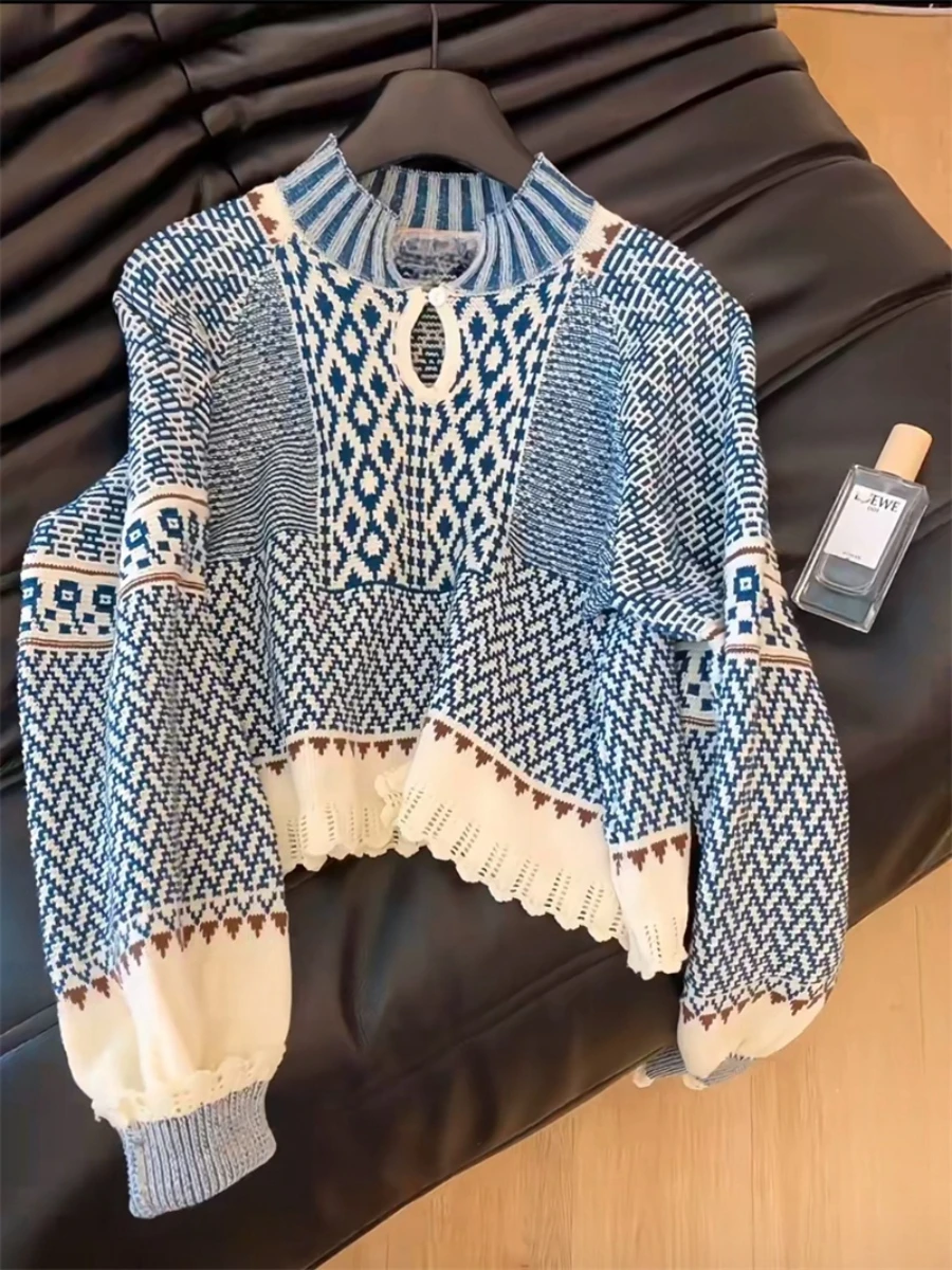 Осенне-зимний короткий свитер с небольшим ароматом и контрастным вырезом