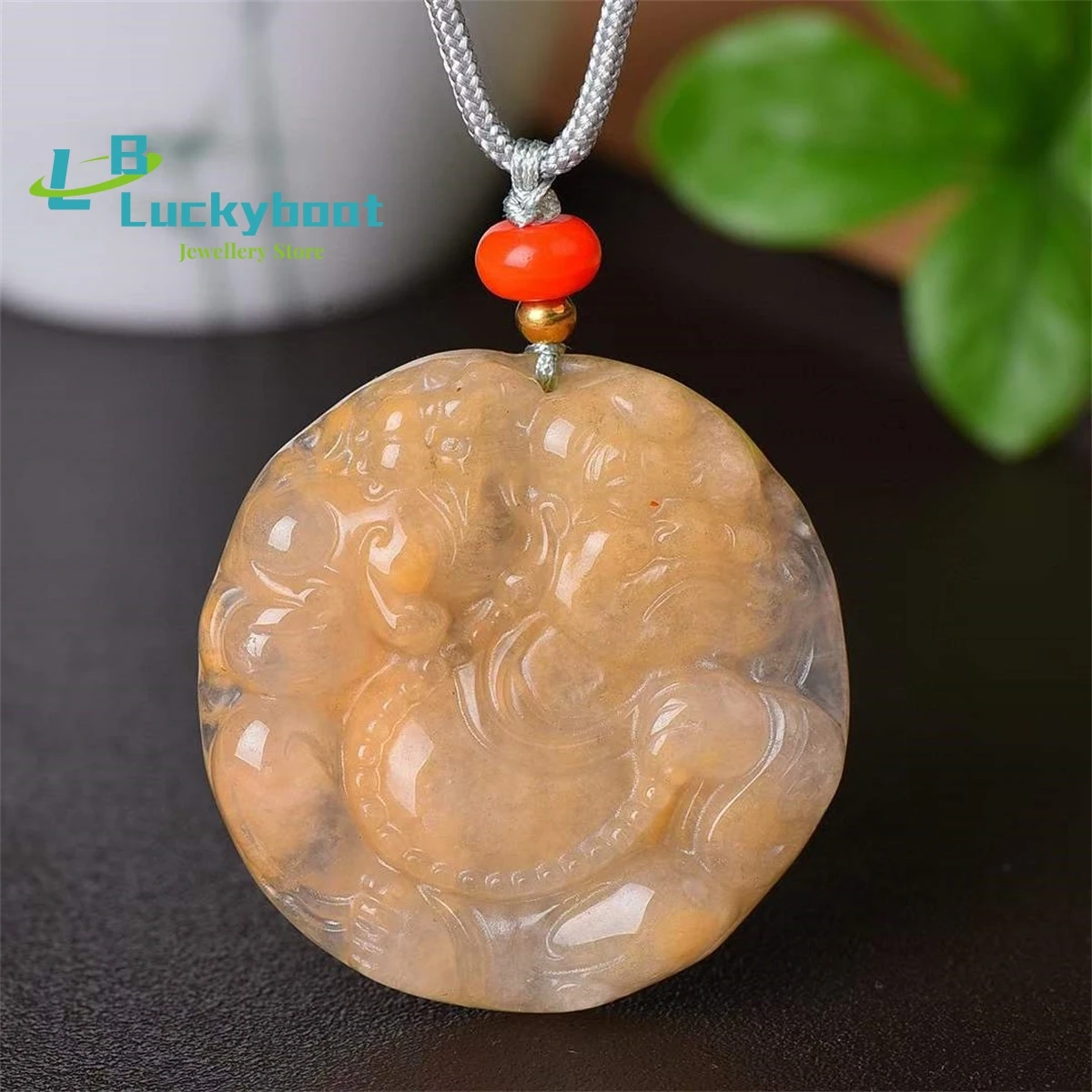 

Подвеска из натурального золота и шелка с нефритом