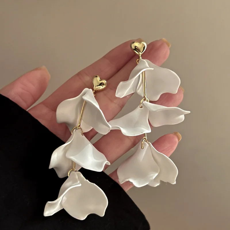 

Korean Long Acrylic White Petals Earrings Dangle Exaggerated Flower Earrings Statement Trend Floral Earrings Jewelry for Women