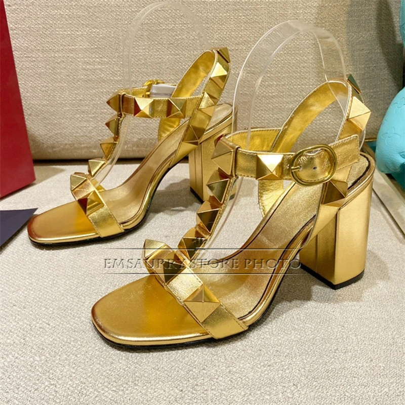 Сандалии женские из натуральной кожи с заклепками и Т-образным ремешком