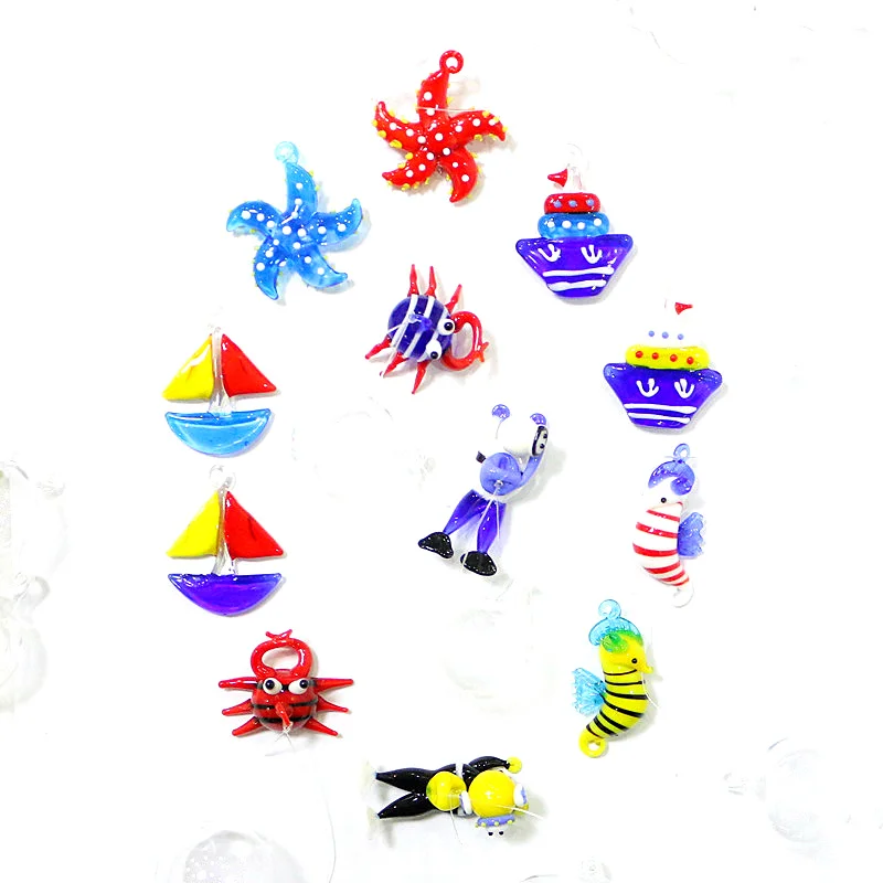 Аквариум украшает плавающий стеклянный пузырьковый шар с миниатюрной