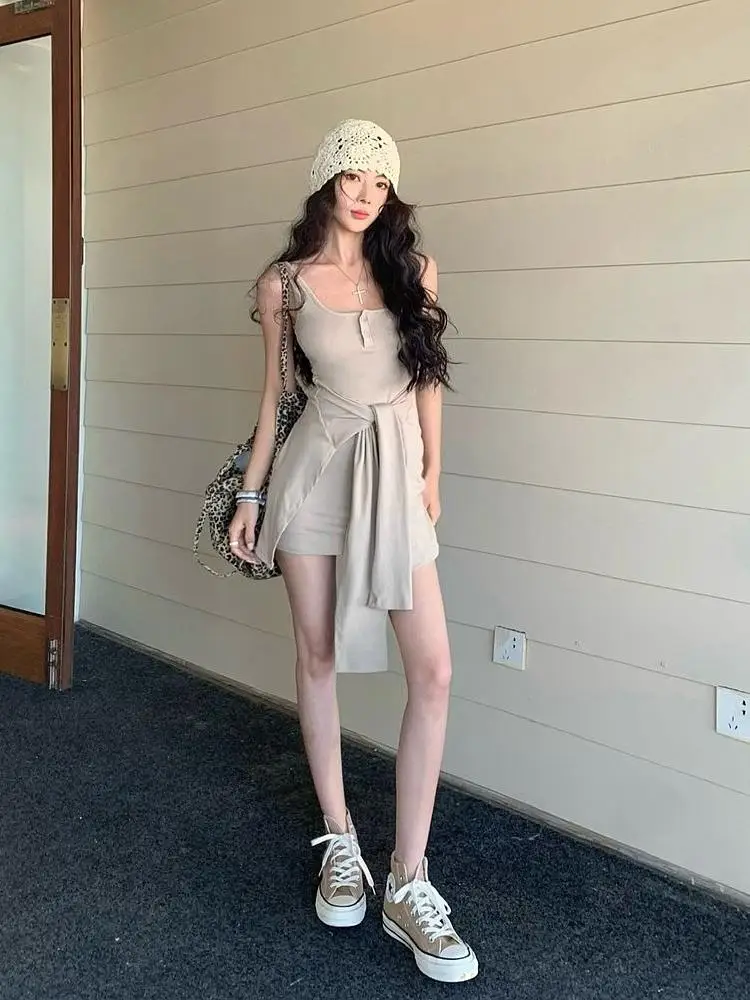 Женское облегающее платье на бретельках серое обтягивающее короткое