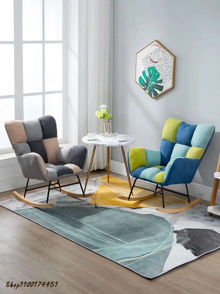 Кресло-качалка для отдыха на балконе в скандинавском стиле |