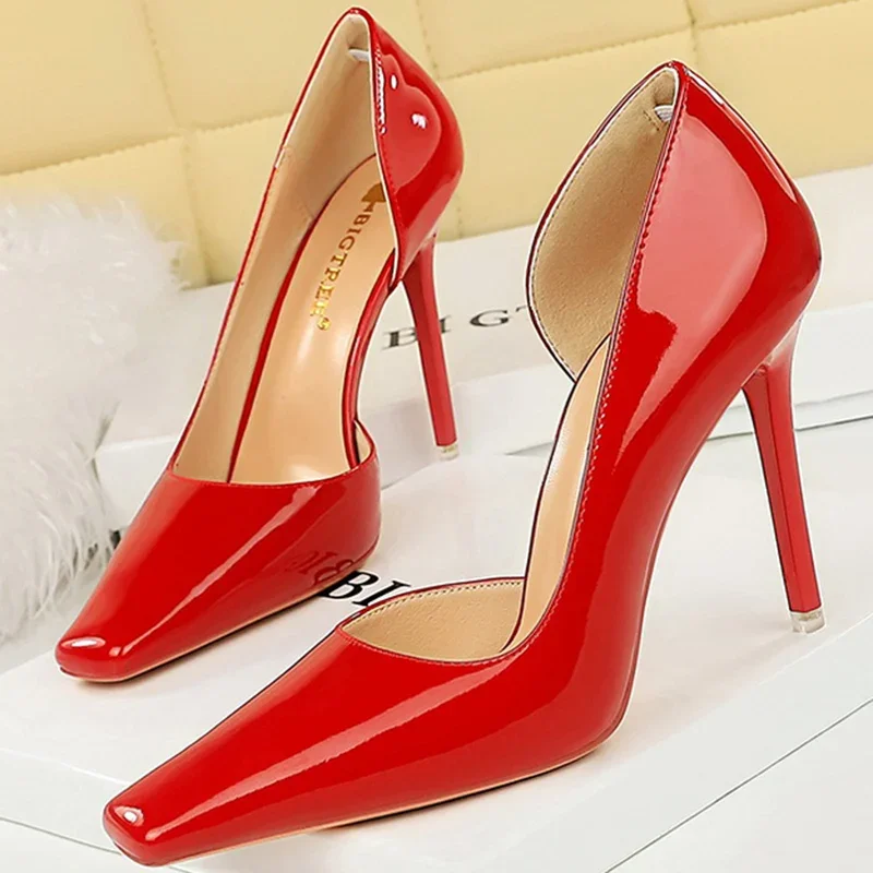 

Простые женские туфли в западном стиле на очень высоком каблуке 10,5 см, блестящие женские туфли-лодочки из лакированной кожи с боковыми вырезами
