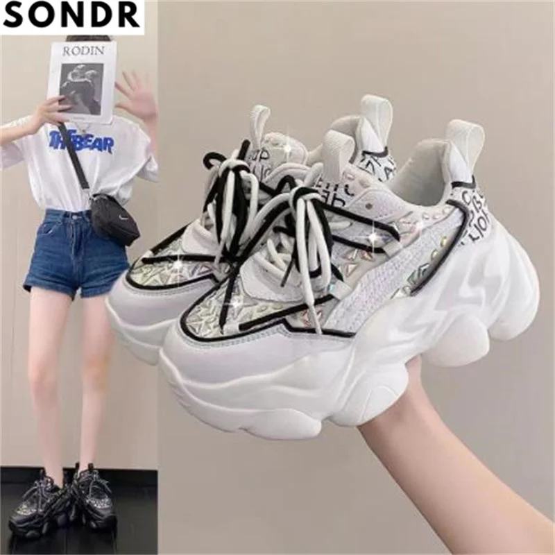 

Модные брендовые черные плотные туфли для женщин 2022 Осень/Зима Новая толстая подошва увеличивает все с маффинами для отдыха и спорта