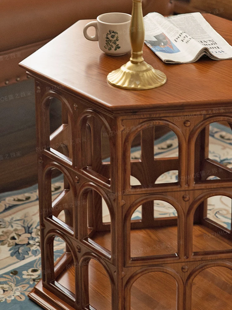 Круглый арочный журнальный столик из массива дерева с вырезными краями