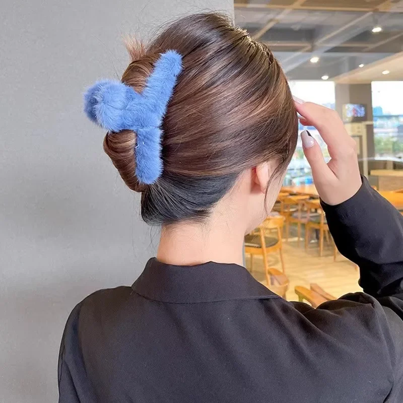 Рисунок 3 - Женская плюшевая заколка для волос на осень и зиму