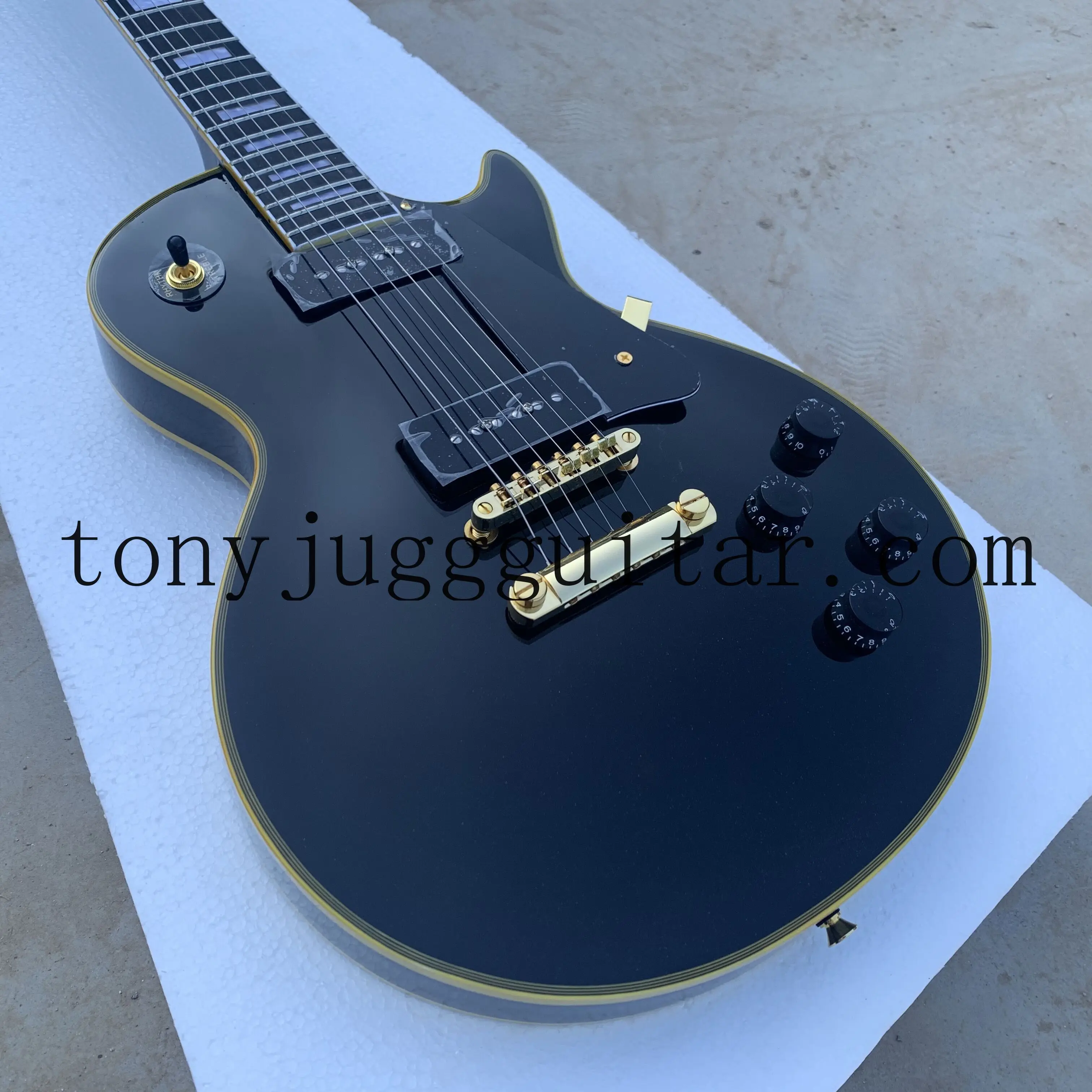 

Custom 1958 Reissue Black P90 Pickup Black Electric Guitar Ebony Fingerboard, Yellow 5 Ply Binding, Black Pickguard, White Pearl