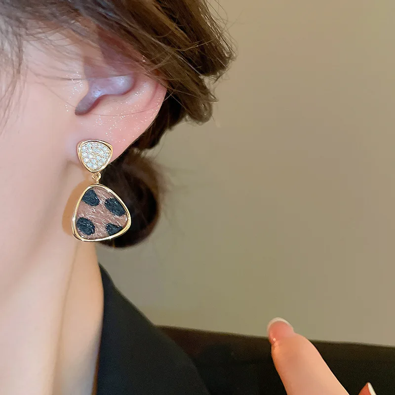 NISHIZAWA Ретро Цирконий Леопардовый принт треугольные серьги для женщин нишевые