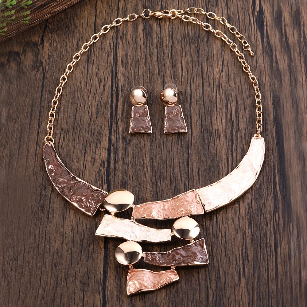 Комплект из колье и серёг с подвеской