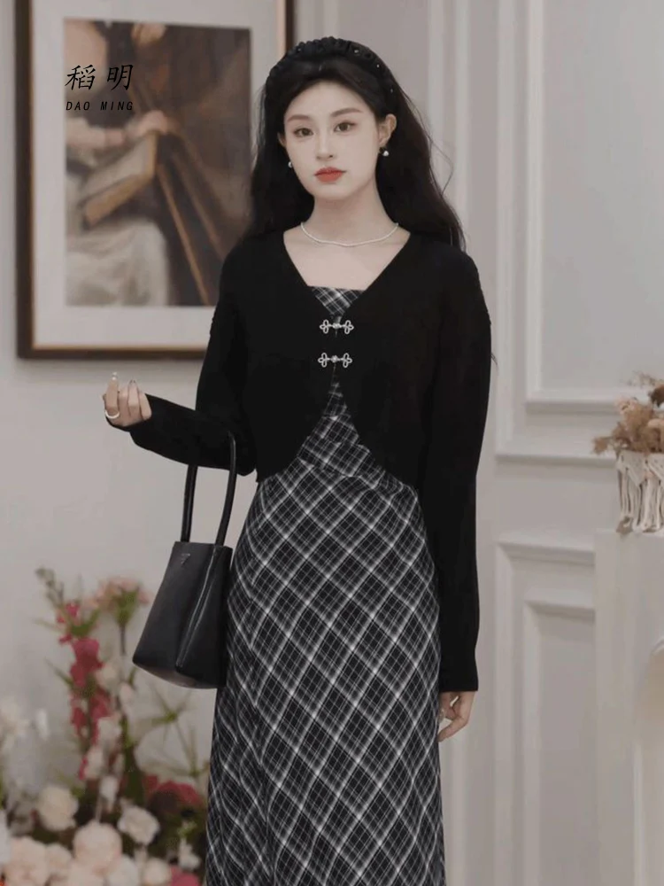 Женская одежда в клетку во французском стиле. Цельное платье на бретельках. Весна