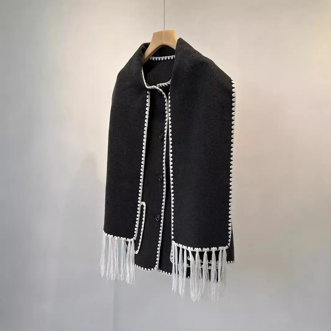 7 5 К/ТОТ темно-льняное серое пальто с открытыми плечами и вышитым шарфом