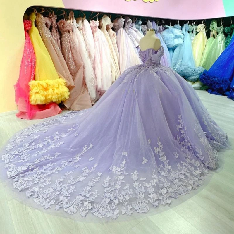 Сиреневое платье Quinceanera бальное с открытыми плечами и бантом украшенное бисером