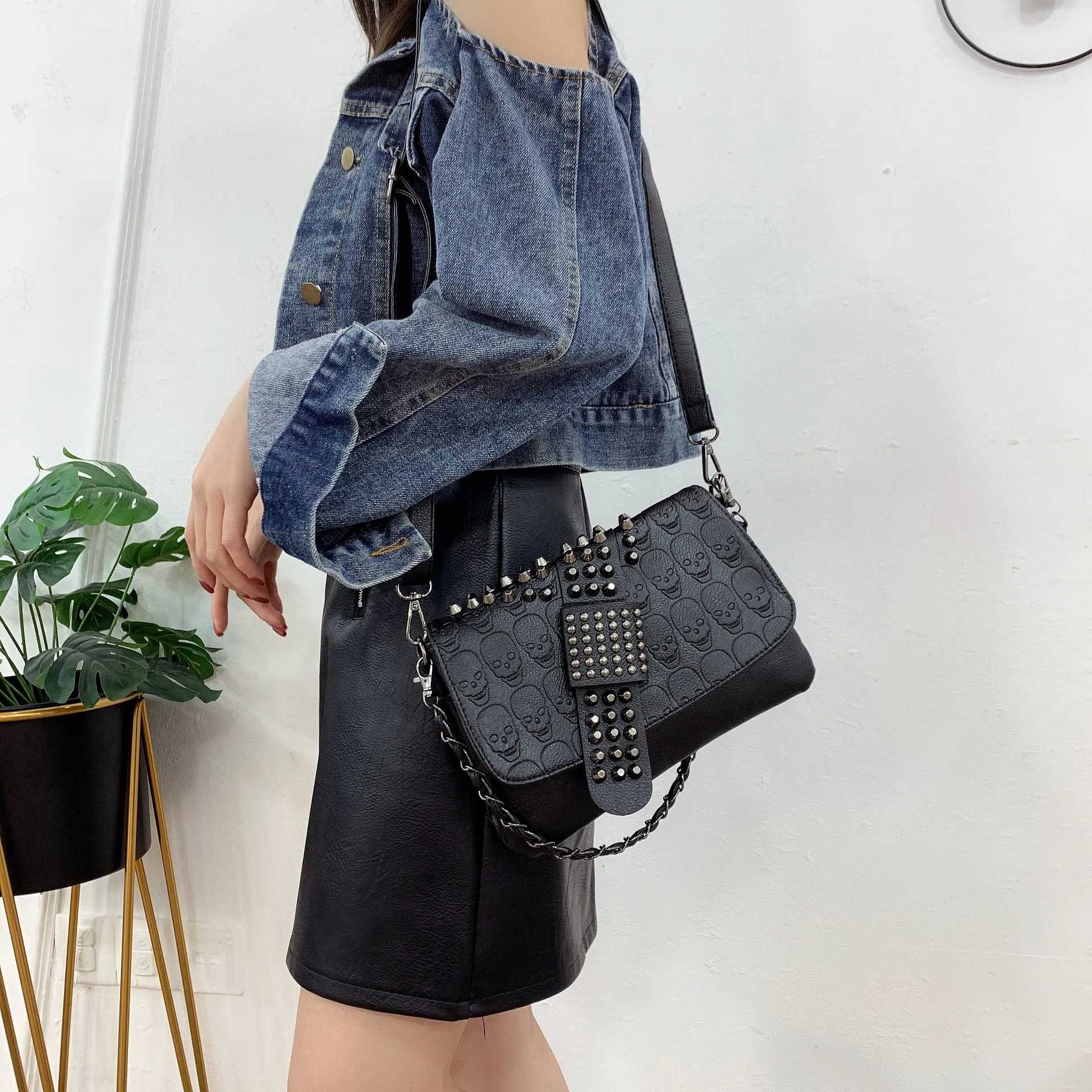 

Women's bag cross-border chain 2022 foreign trade European beauty bag rivets black skull shoulder bag diagonal bag women