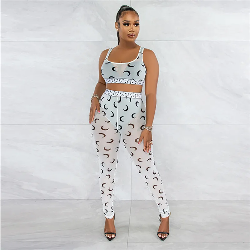 Пикантная майка с глубоким вырезом жилет принтом и облегающие прозрачные брюки