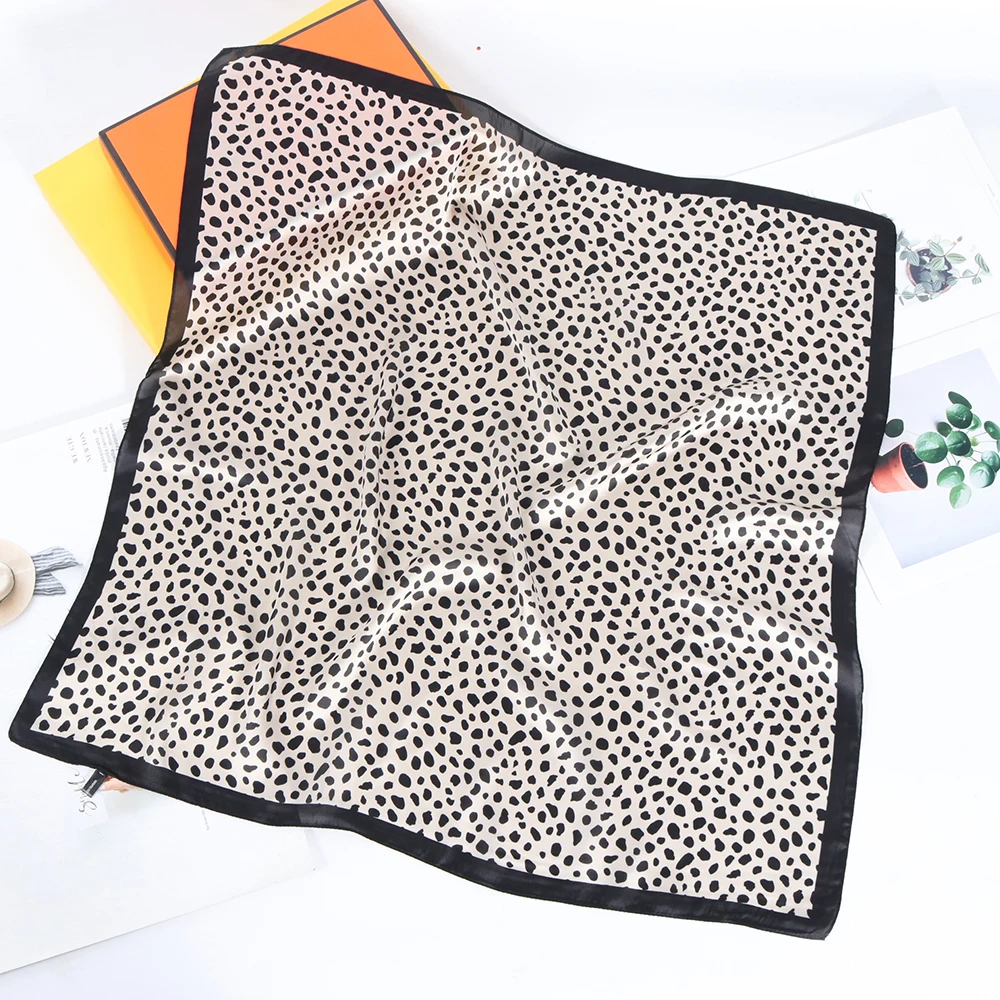 Шелковый шарф с леопардовым принтом 70x70 см