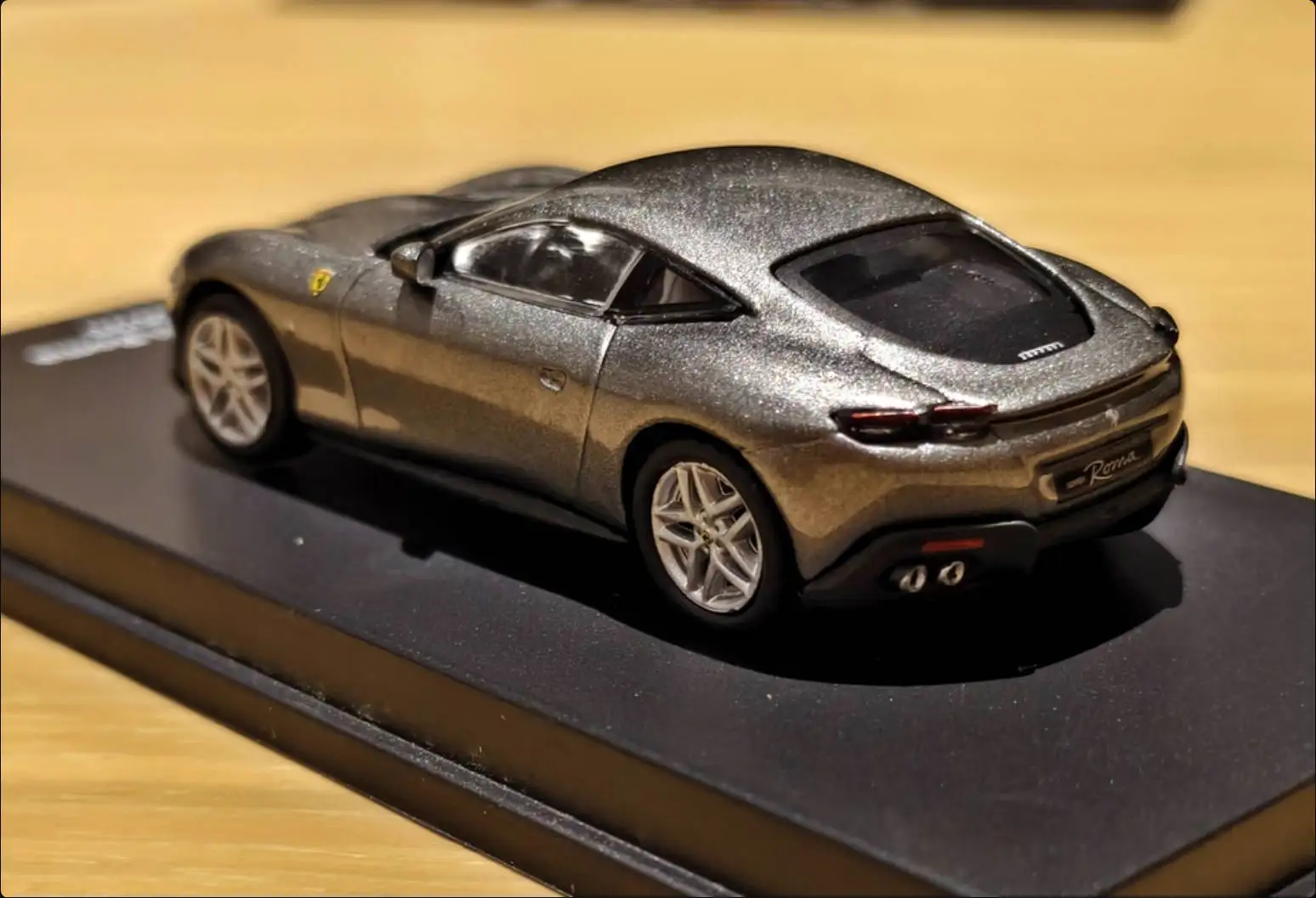 Фото Коллекционная модель автомобиля Centauria IXO Ferrari Roma 2020 Asia Edition в масштабе 1:64, лимитированная серия, в наличии. №3