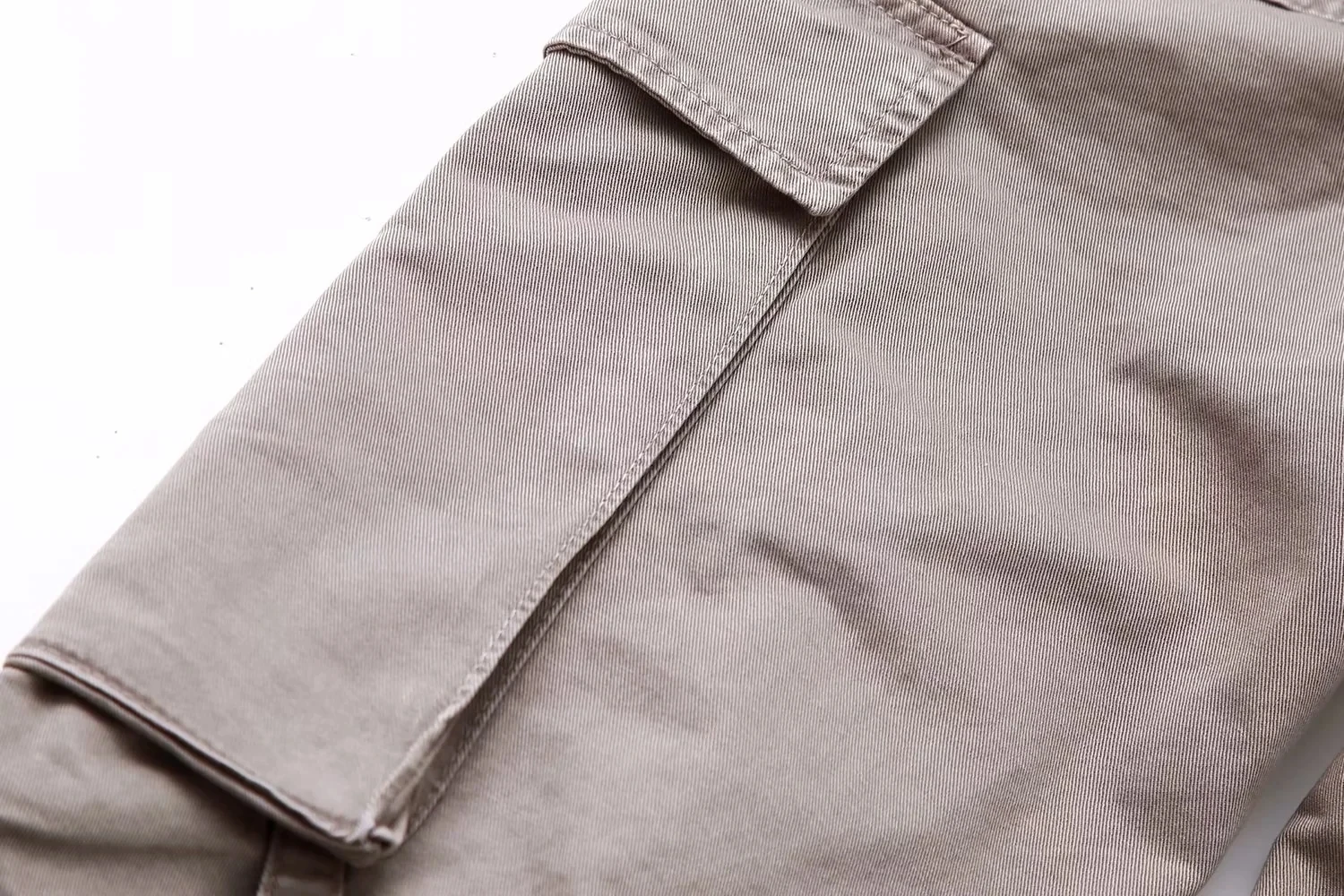 Брюки-карго женские осенние с карманами и широкими штанинами