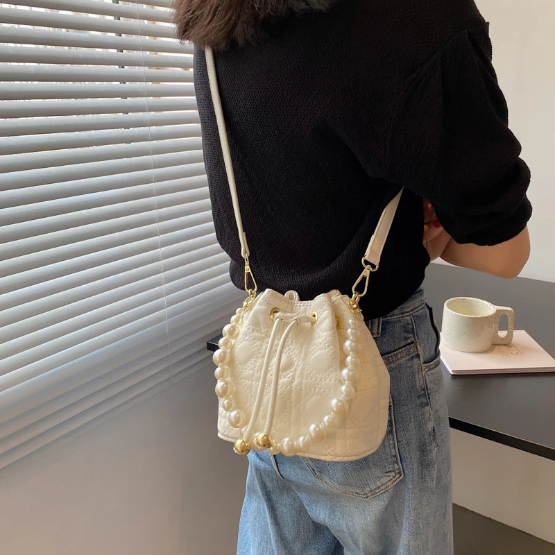 

Модная сумка-мешок для женщин, сумка через плечо, кожаные сумки на ремне, жемчужные сумки, дизайнерская сумка с ручкой, повседневная сумка-шоппер, новинка