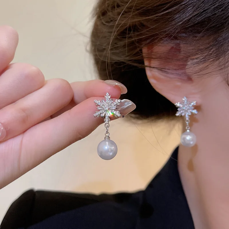 

Sparkling Zircon Snow Flower Earrings for Women INS Advanced Luxury Retro Pearl Imitation Earrings Student Ear Accessories Gift