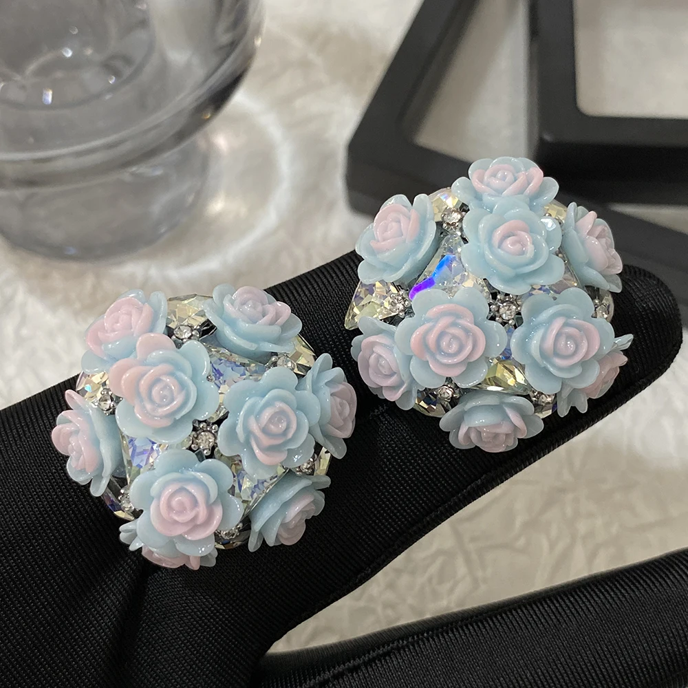 Бесплатная доставка изящные серьги-гвоздики из смолы с голубым и розовым цветком